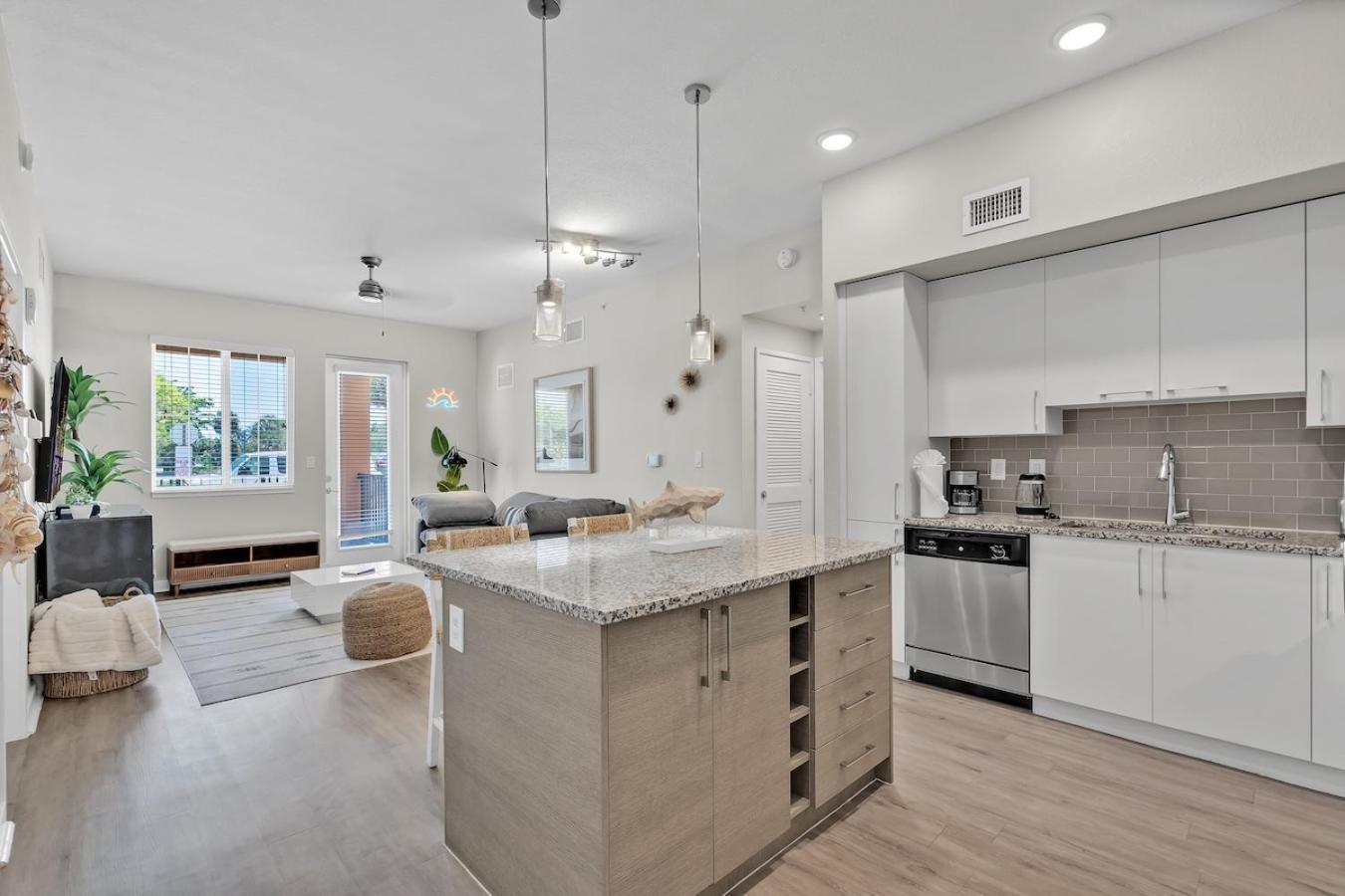 Cozy Retreat 2 Bedroom Hideaway Moments From The Sand ボイントンビーチ エクステリア 写真