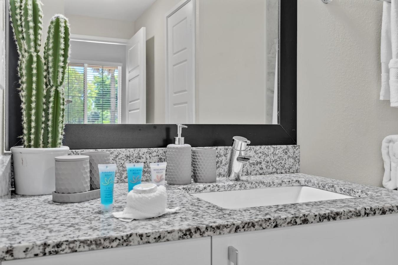 Cozy Retreat 2 Bedroom Hideaway Moments From The Sand ボイントンビーチ エクステリア 写真